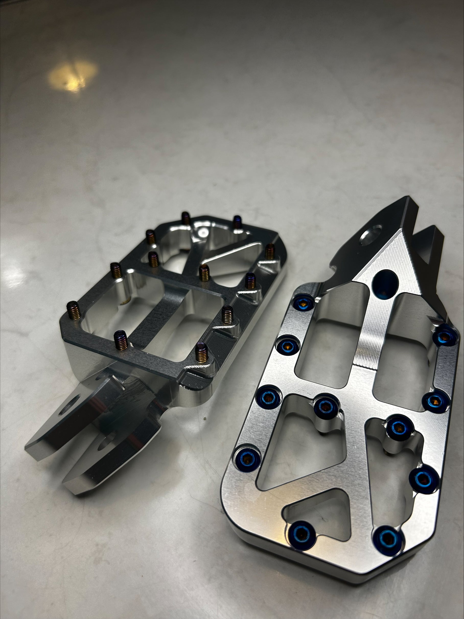 E-Moto Universal CNC Foot pegs (Silver)