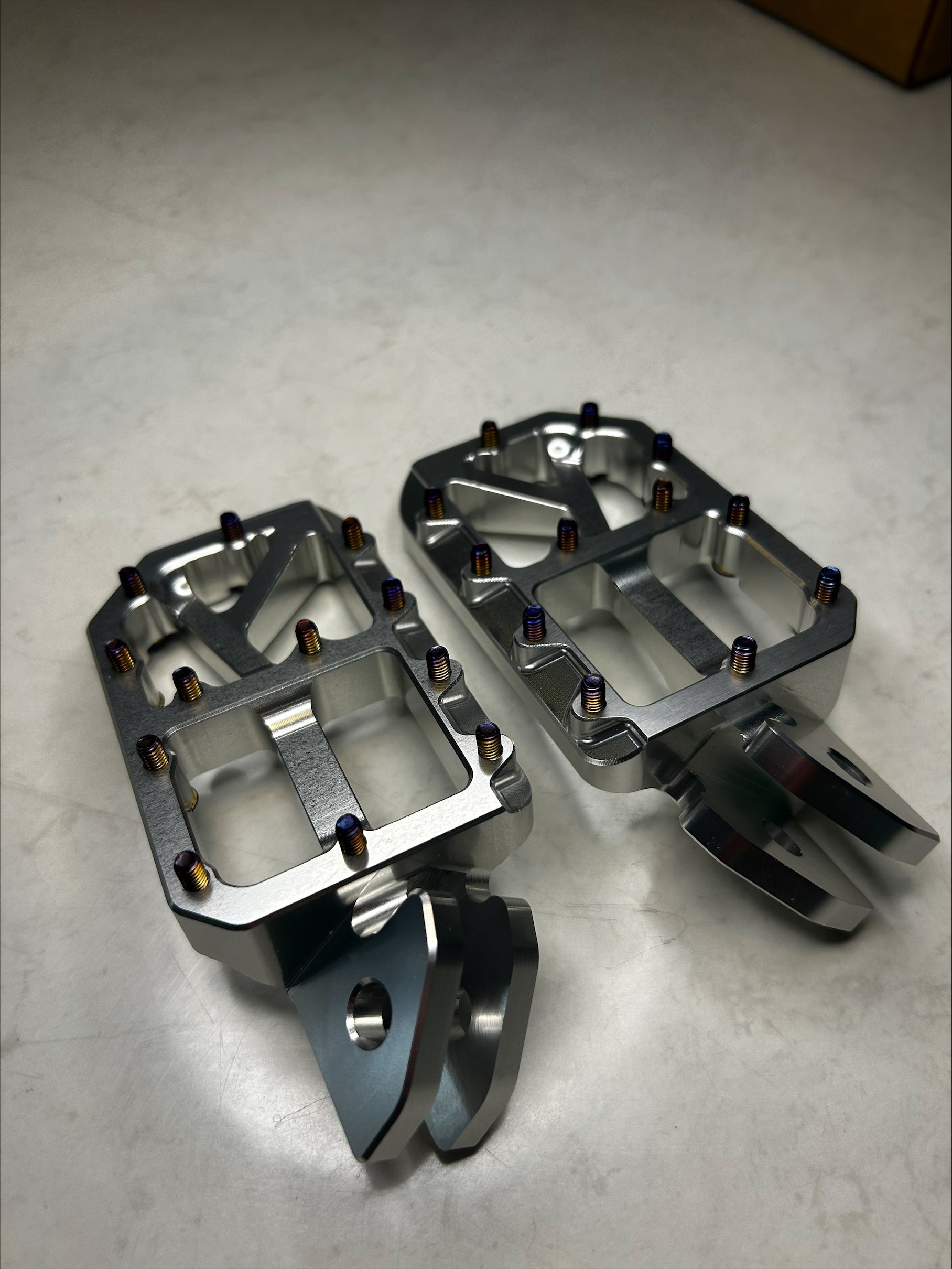 E-Moto Universal CNC Foot pegs (Silver)